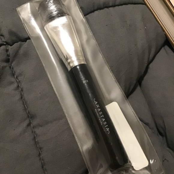 Anastasia Beverly Hills chisel brush bnib - Picture 2 of 5